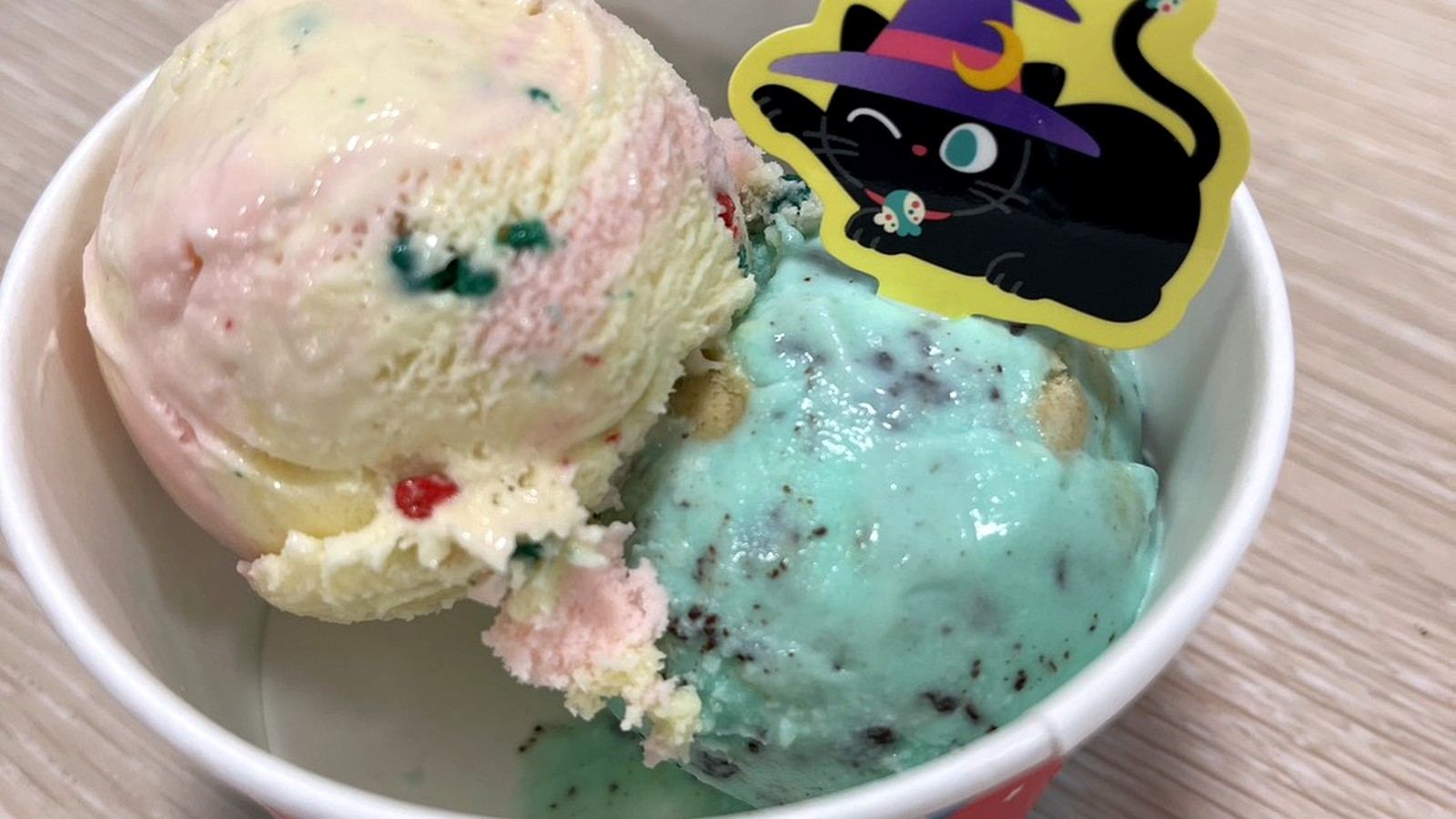 ハロウィン仕様のカップアイスクリーム2種