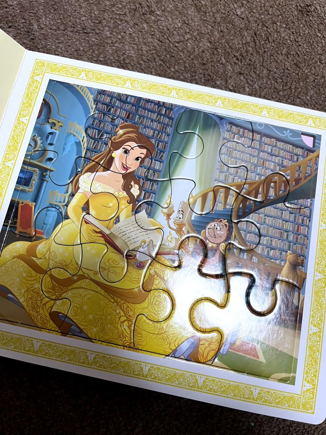 本を開くベルと、背景の本棚が描かれた12ピースパズル