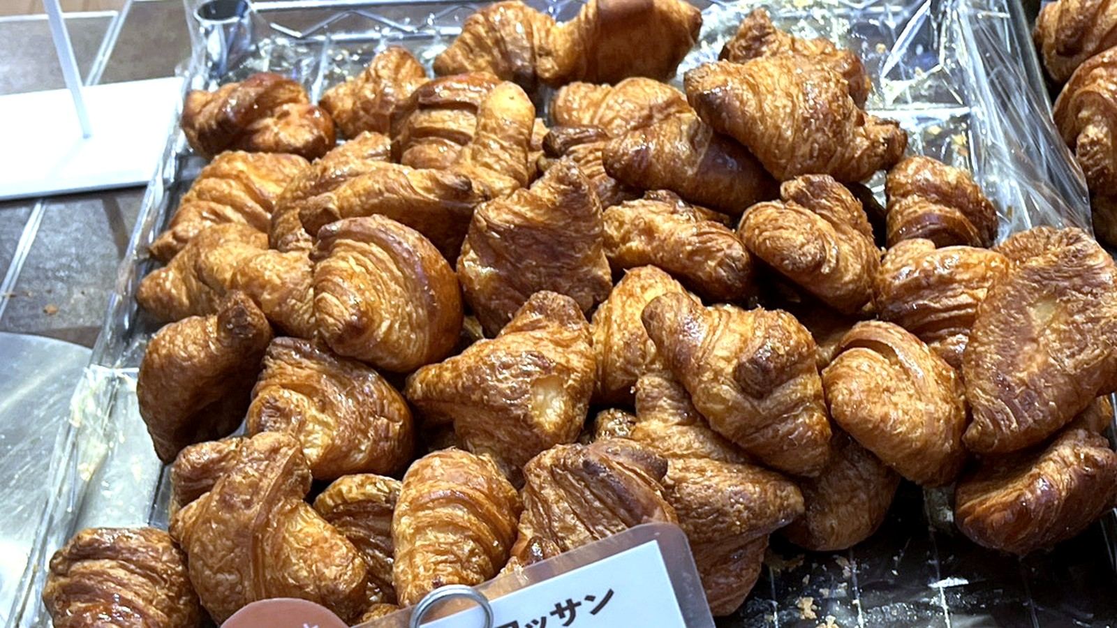 トレイに山盛りに並べられたプチクロワッサン