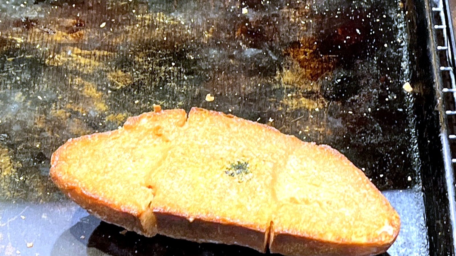 天板に置かれた明太フランスパン