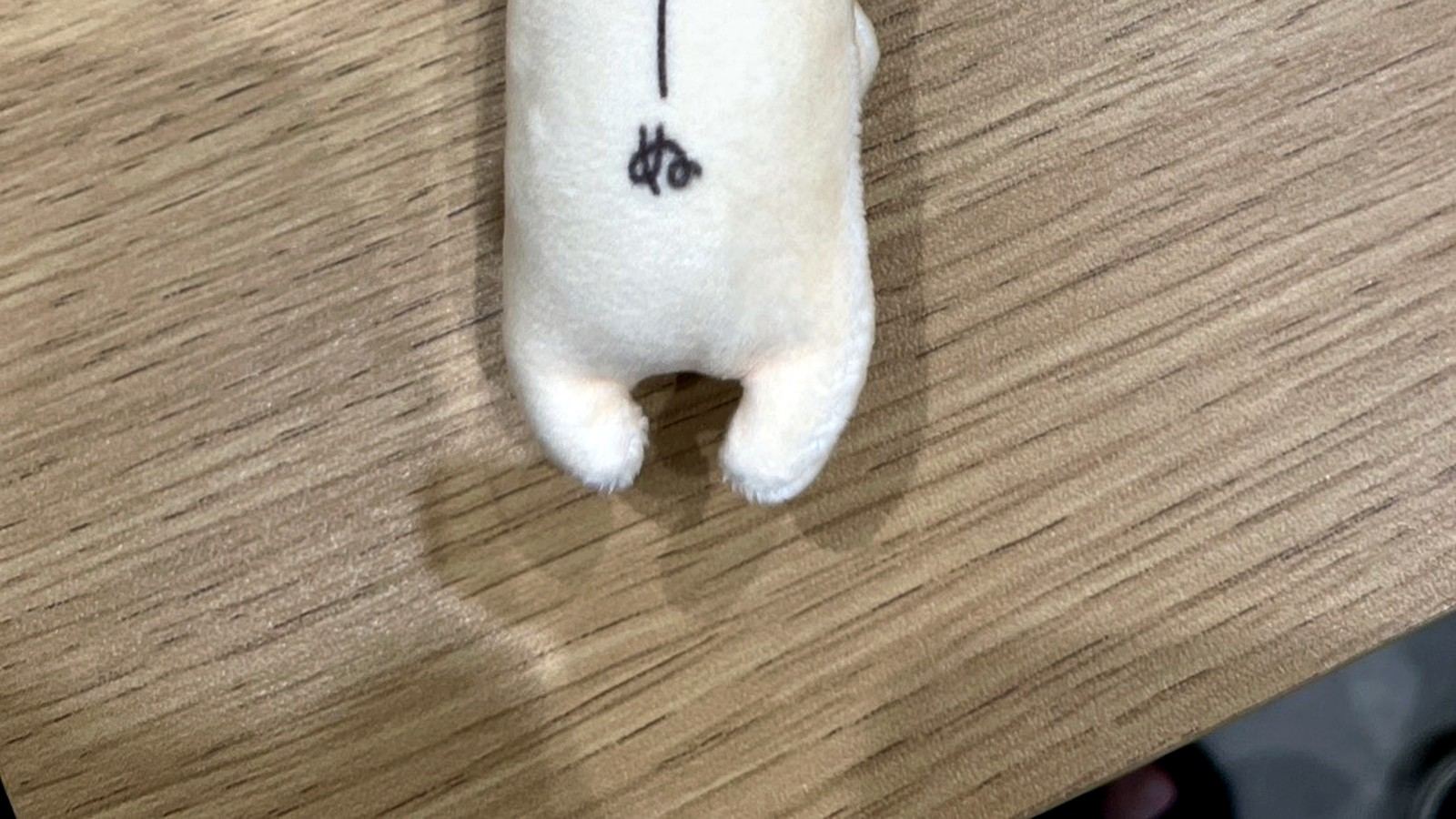 「秋田いーぬ」と書かれた犬のマスコットストラップ