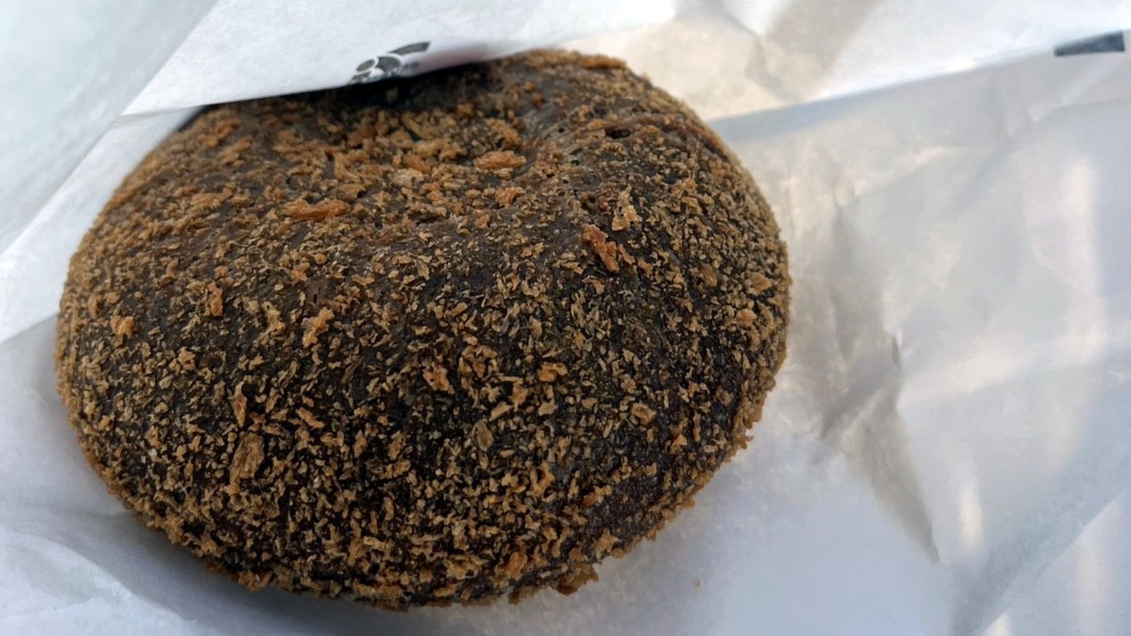 紙袋に入った揚げたてのカレーパン