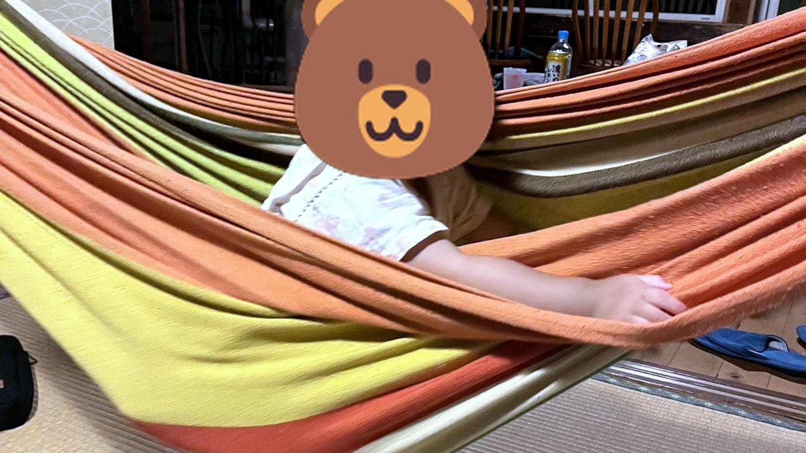 ハンモックに乗って笑顔を見せる子供
