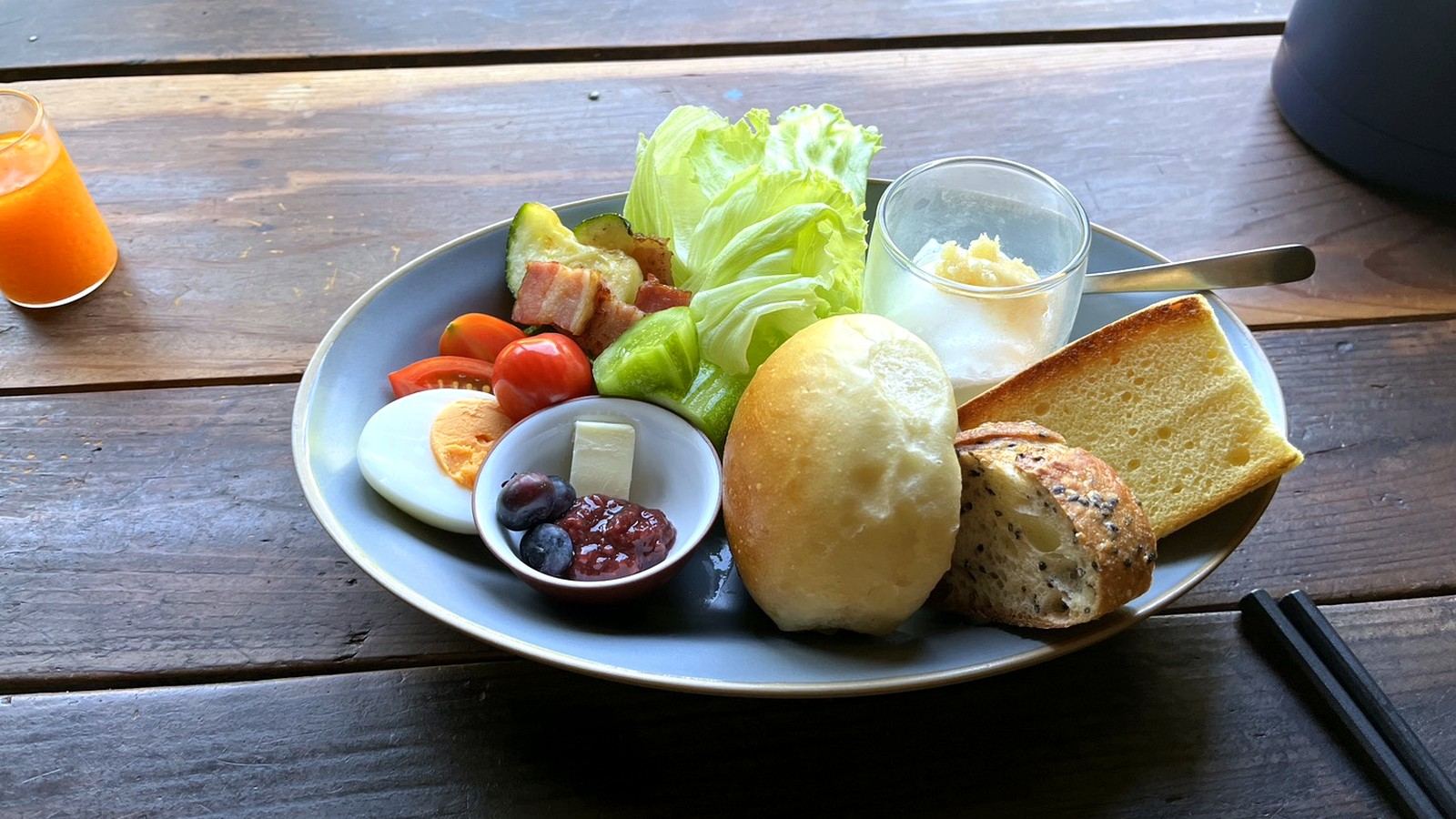 パンとサラダのワンプレート朝食