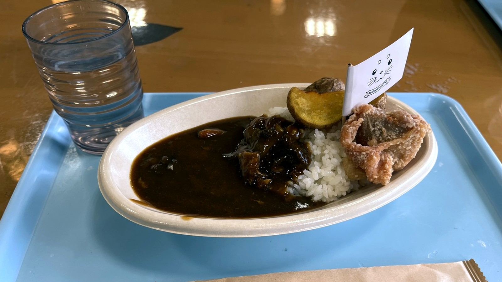旭山動物園の旗が刺さったから揚げ付きカレーライス