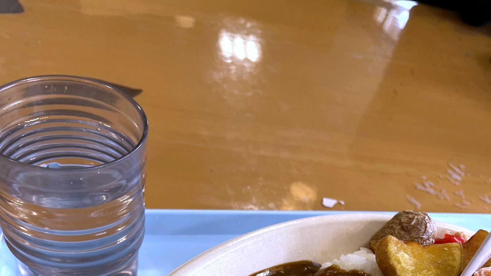 ポテトと唐揚げが乗ったカレーライス