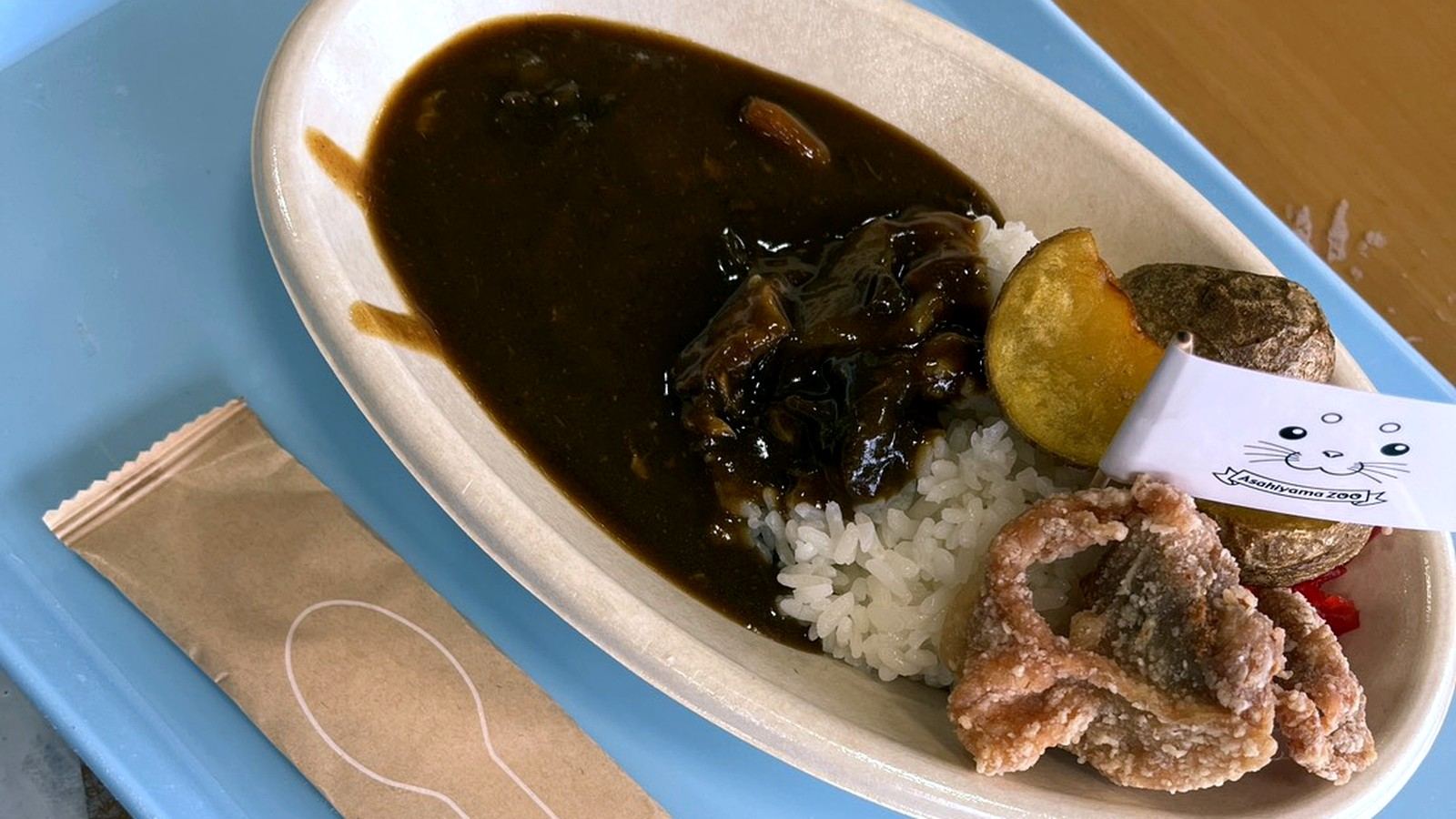 旭山動物園の旗が立った唐揚げ付きカレーライス