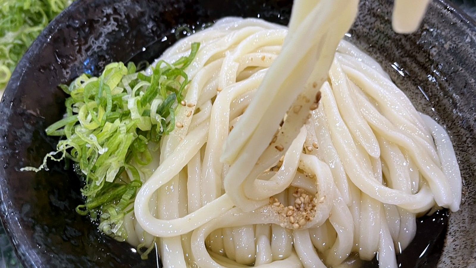 箸で持ち上げたうどん