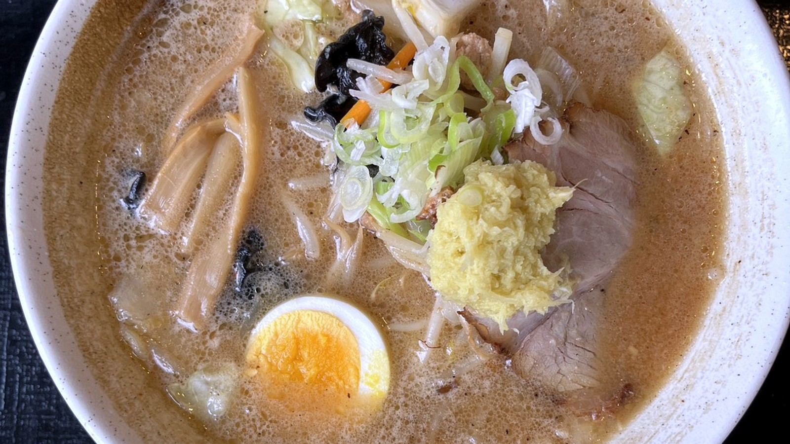生姜や煮卵がのった味噌ラーメン