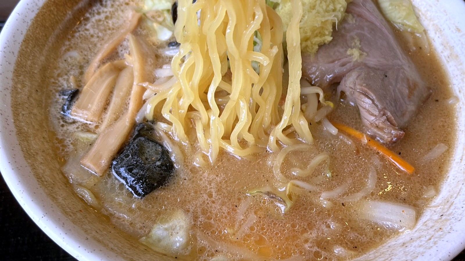 箸で持ち上げられた味噌ラーメン