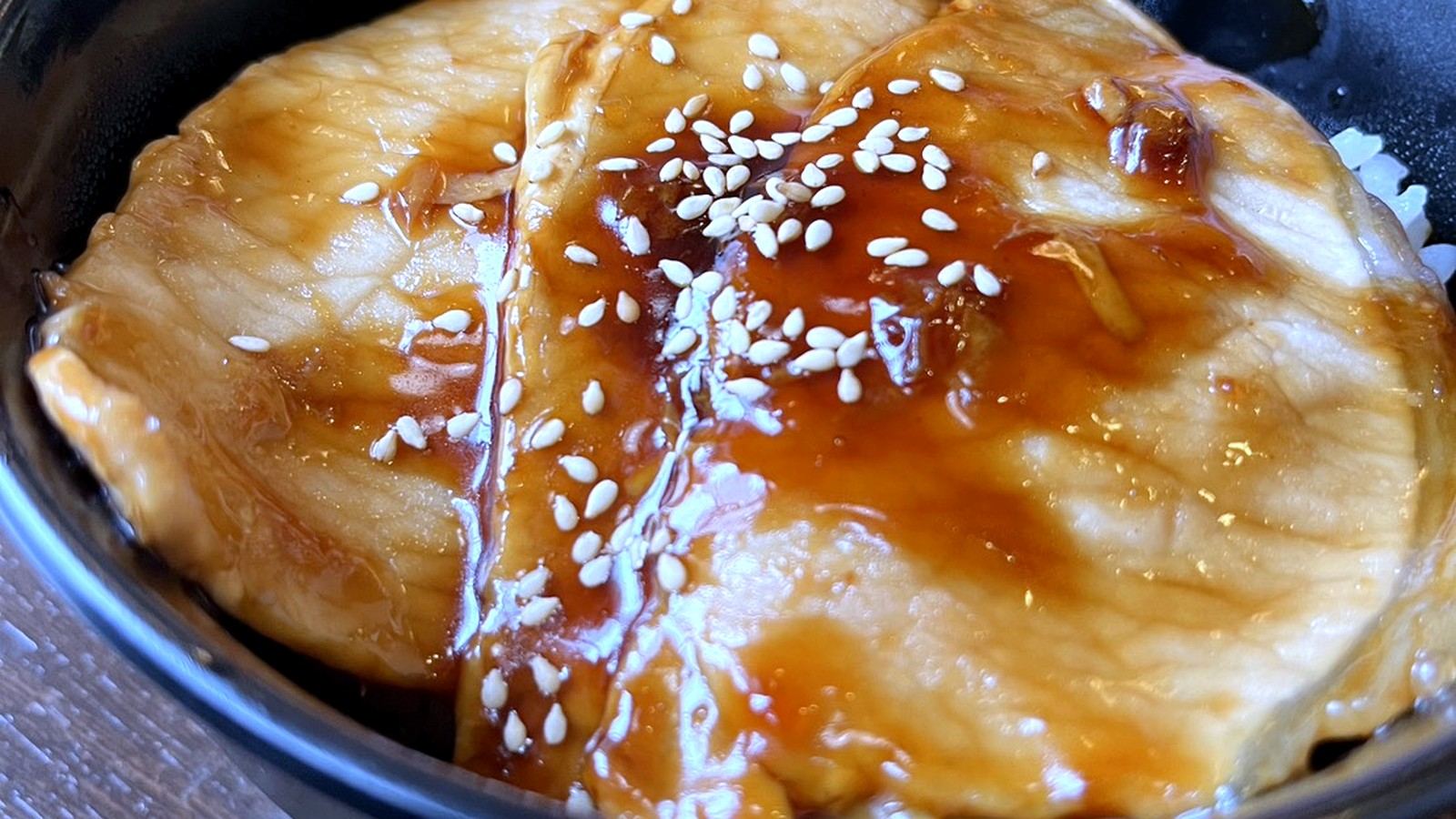 タレがかかった豚丼