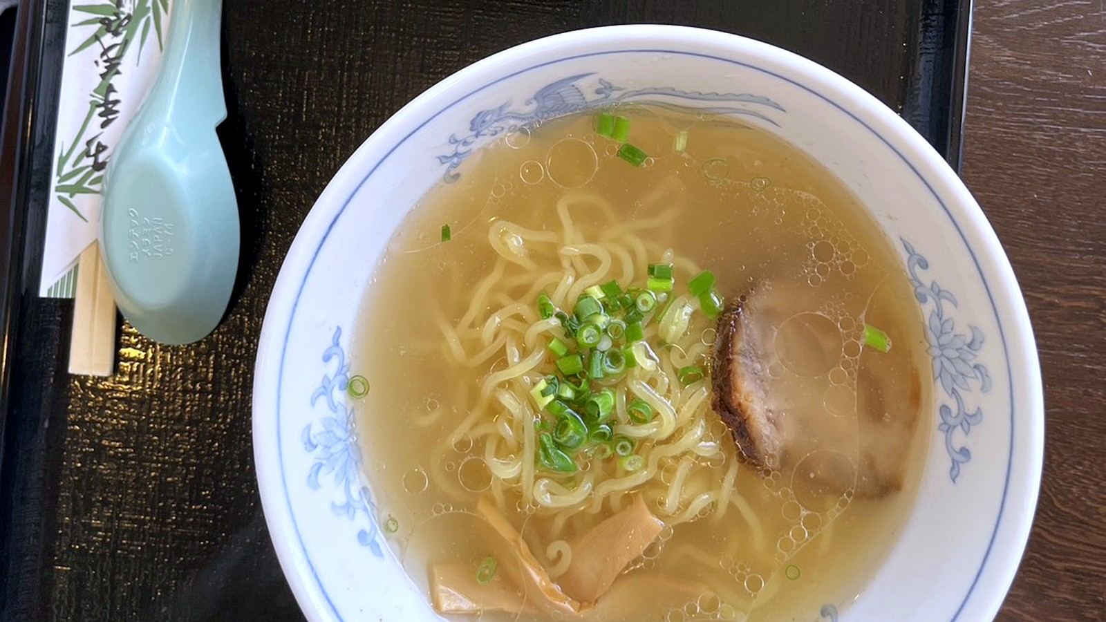 お盆に載ったラーメンと豚丼のセット
