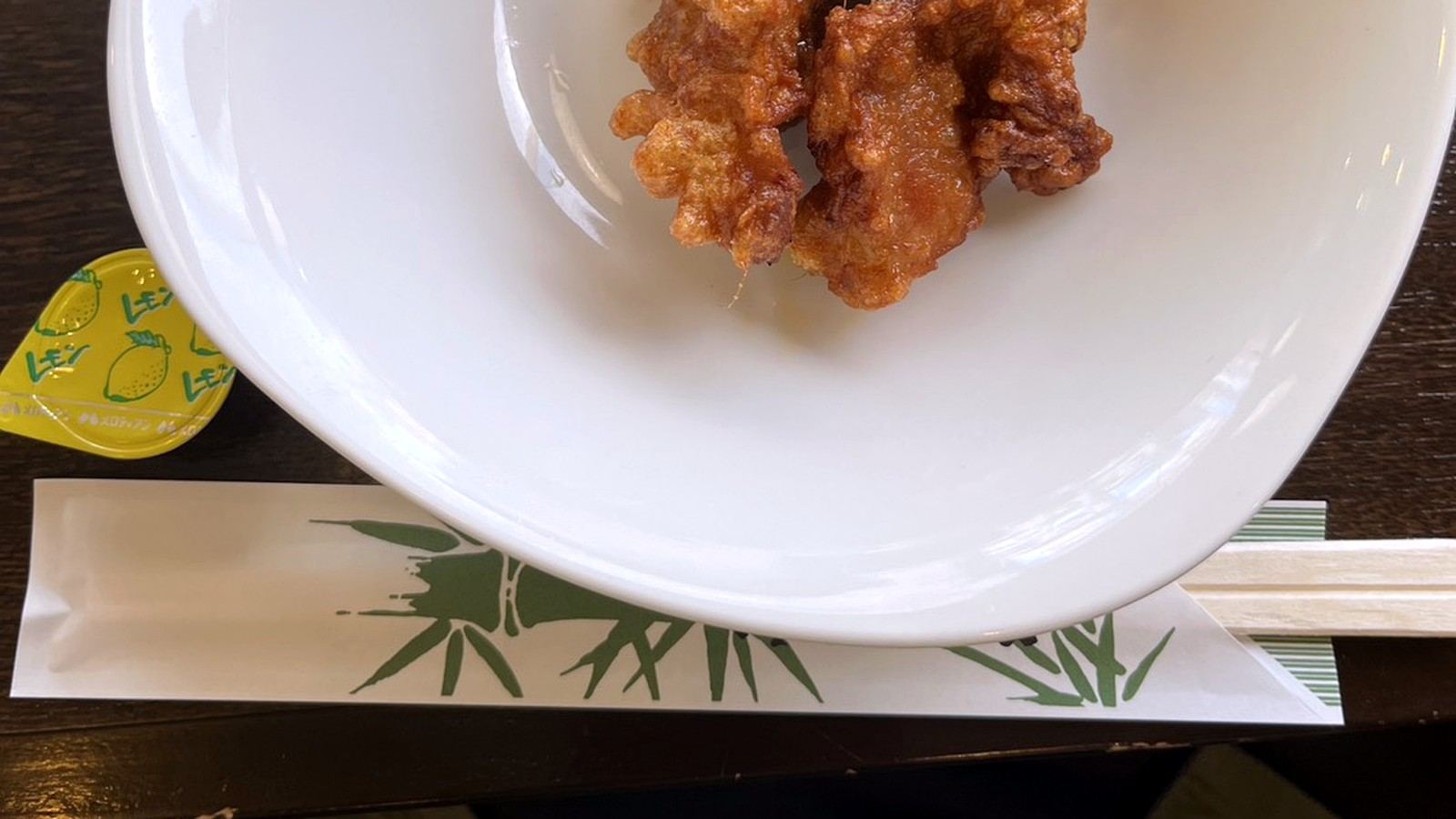 白い皿に盛られた唐揚げ