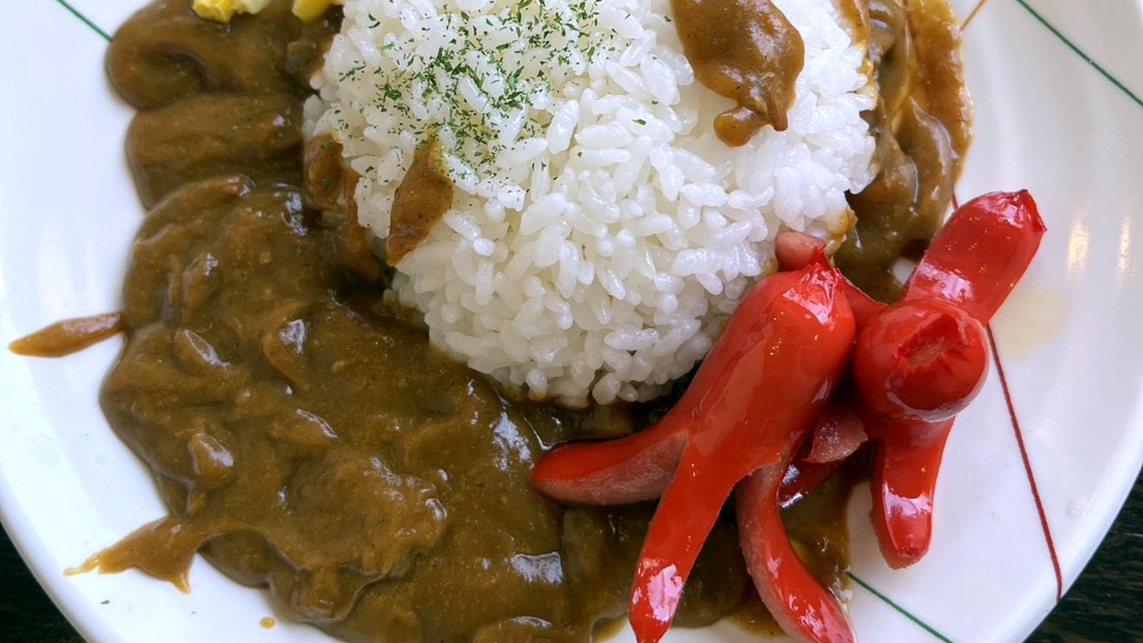 赤ウインナーとコーンが乗ったカレーライス
