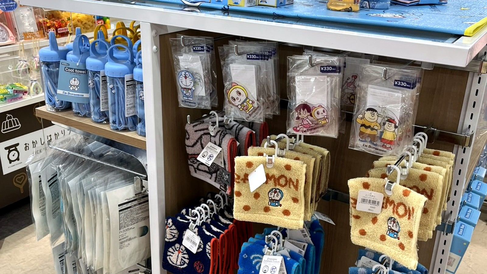 ドラえもんのタオルや雑貨が並ぶ商品棚