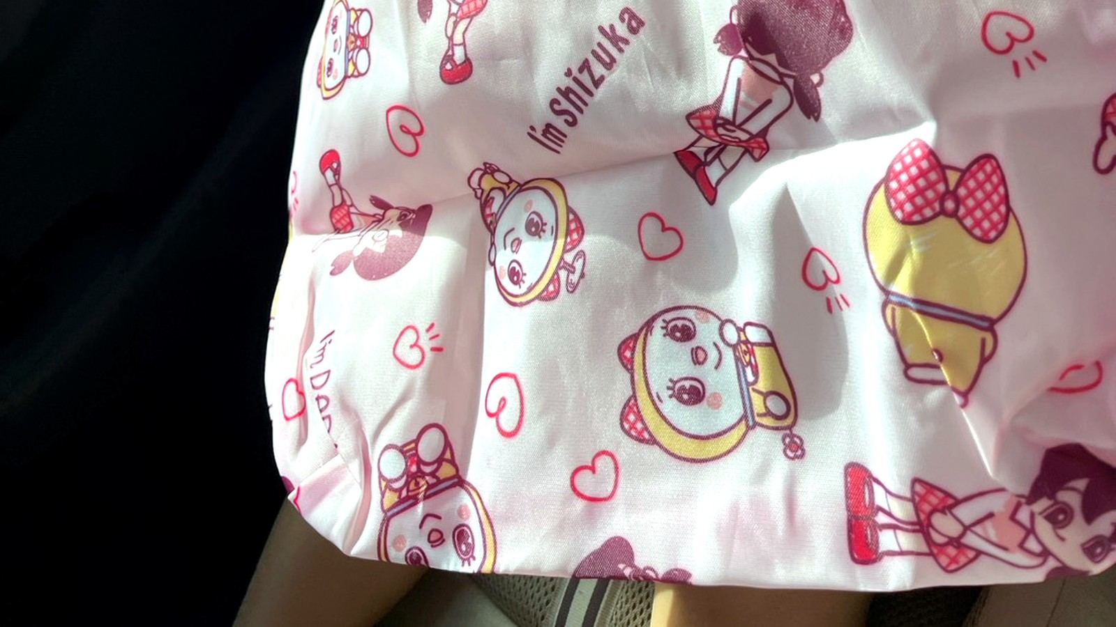 車内でキャラクターのブランケットを被って眠る子ども