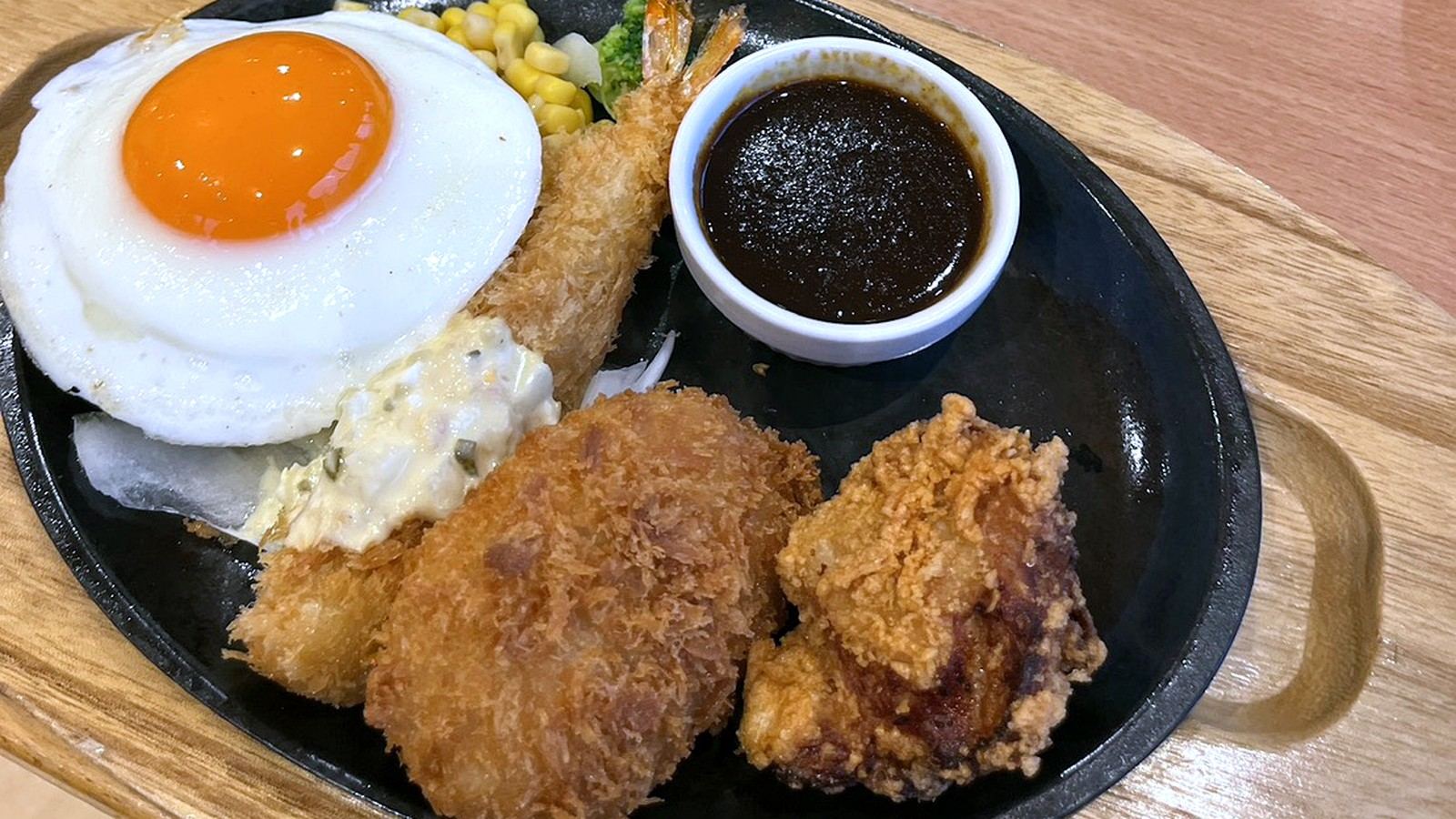 目玉焼きと揚げ物のランチプレート