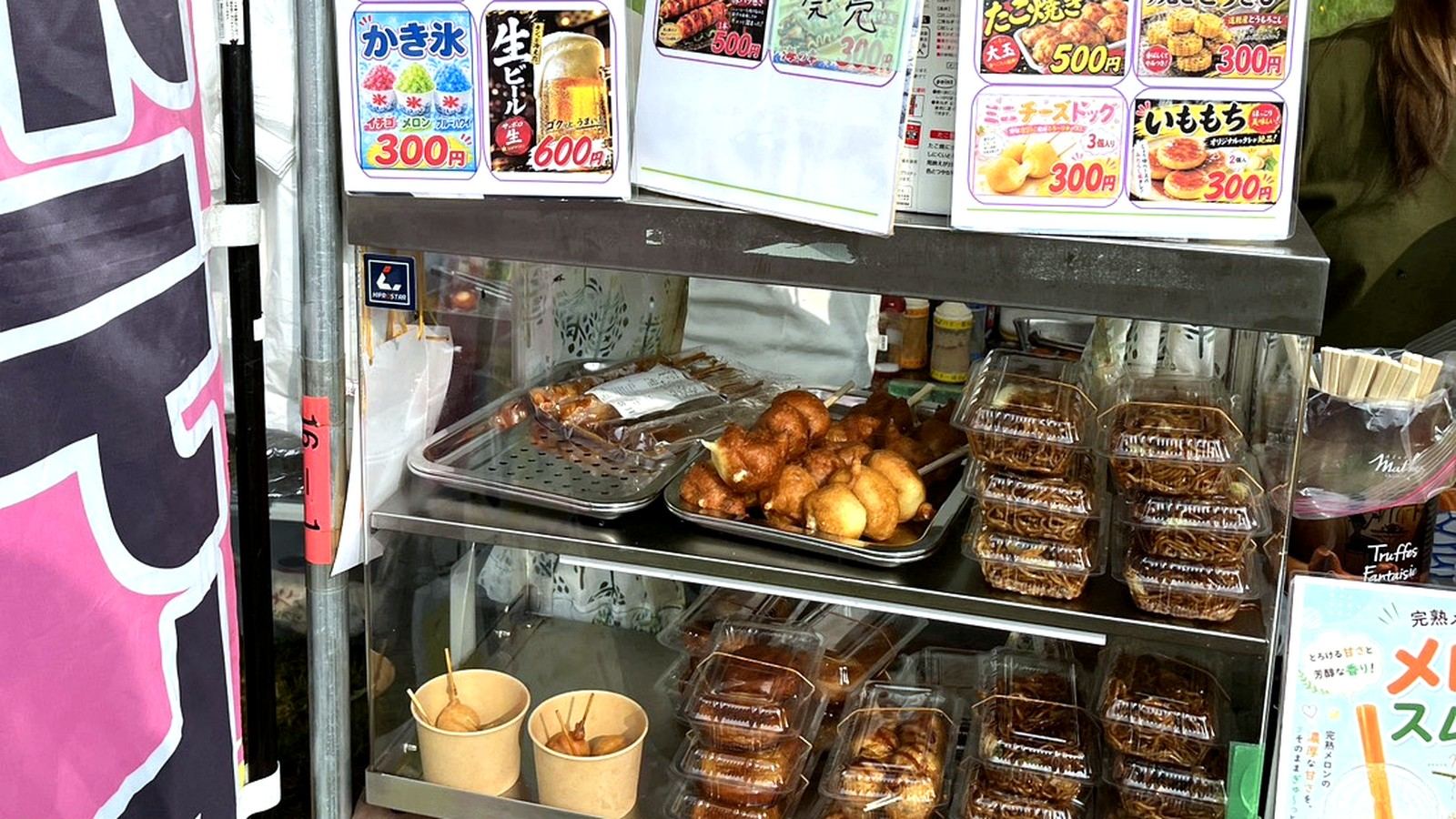 お祭りの屋台に並ぶ焼きそばや揚げ物などのフードメニュー