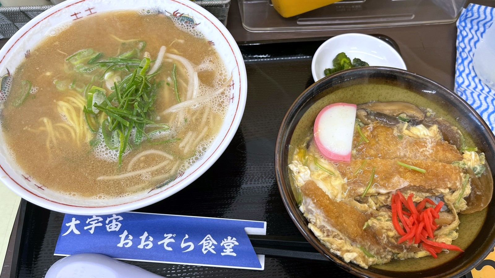 トレイに並んだラーメンとカツ丼のセット