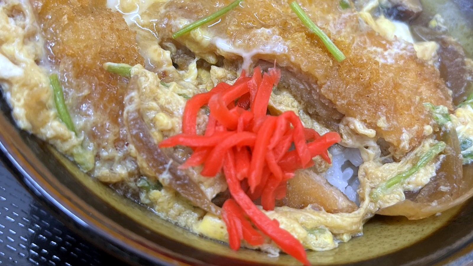 紅生姜やかまぼこがのったカツ丼