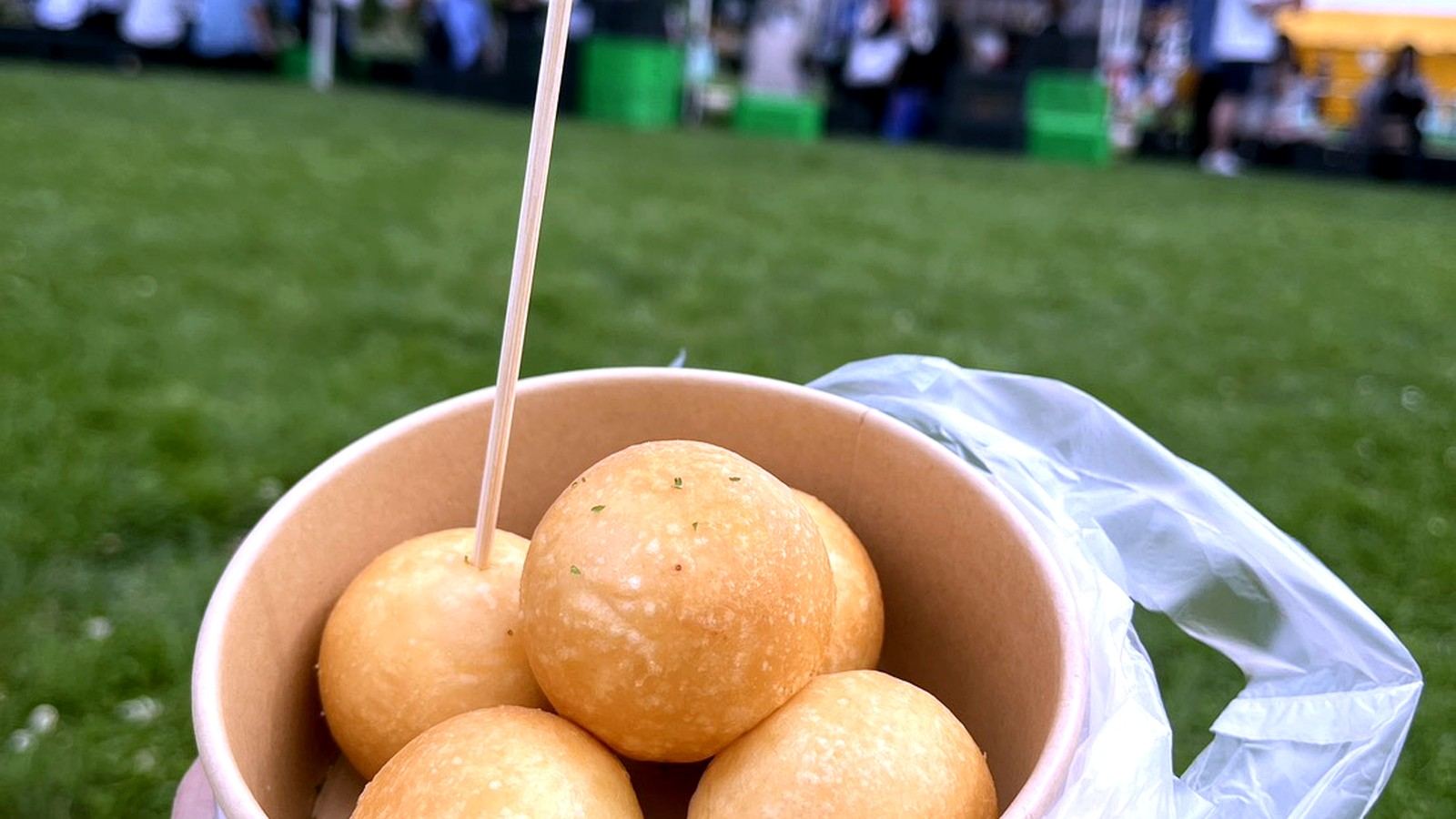 屋外イベントで手に持つカップ入りの揚げボール