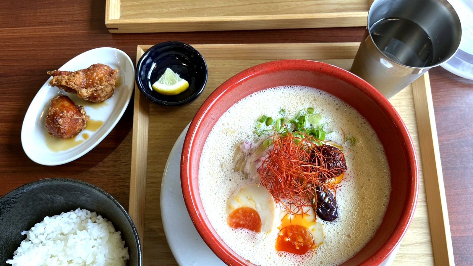 泡系ラーメンと唐揚げ、ご飯の定食
