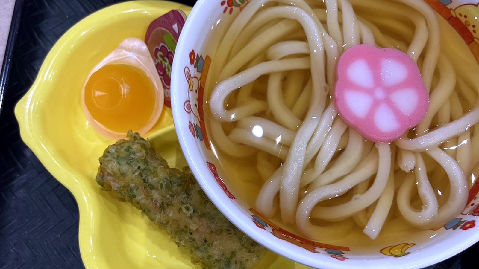 ちくわ天とゼリー付きのお子様うどん