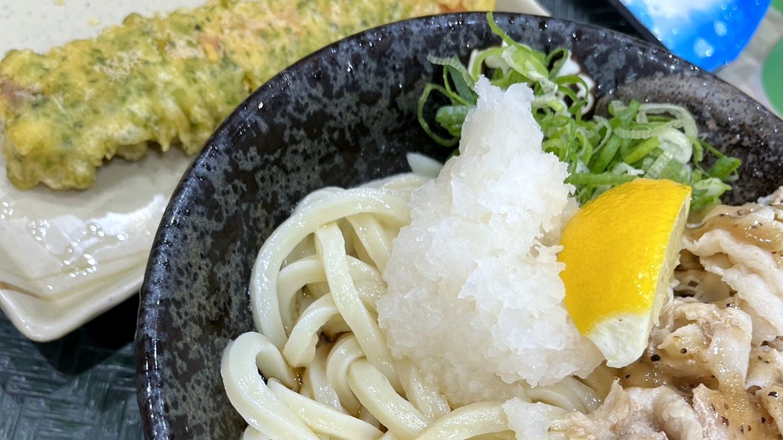 豚肉とおろしが乗ったうどんとちくわ磯辺揚げ