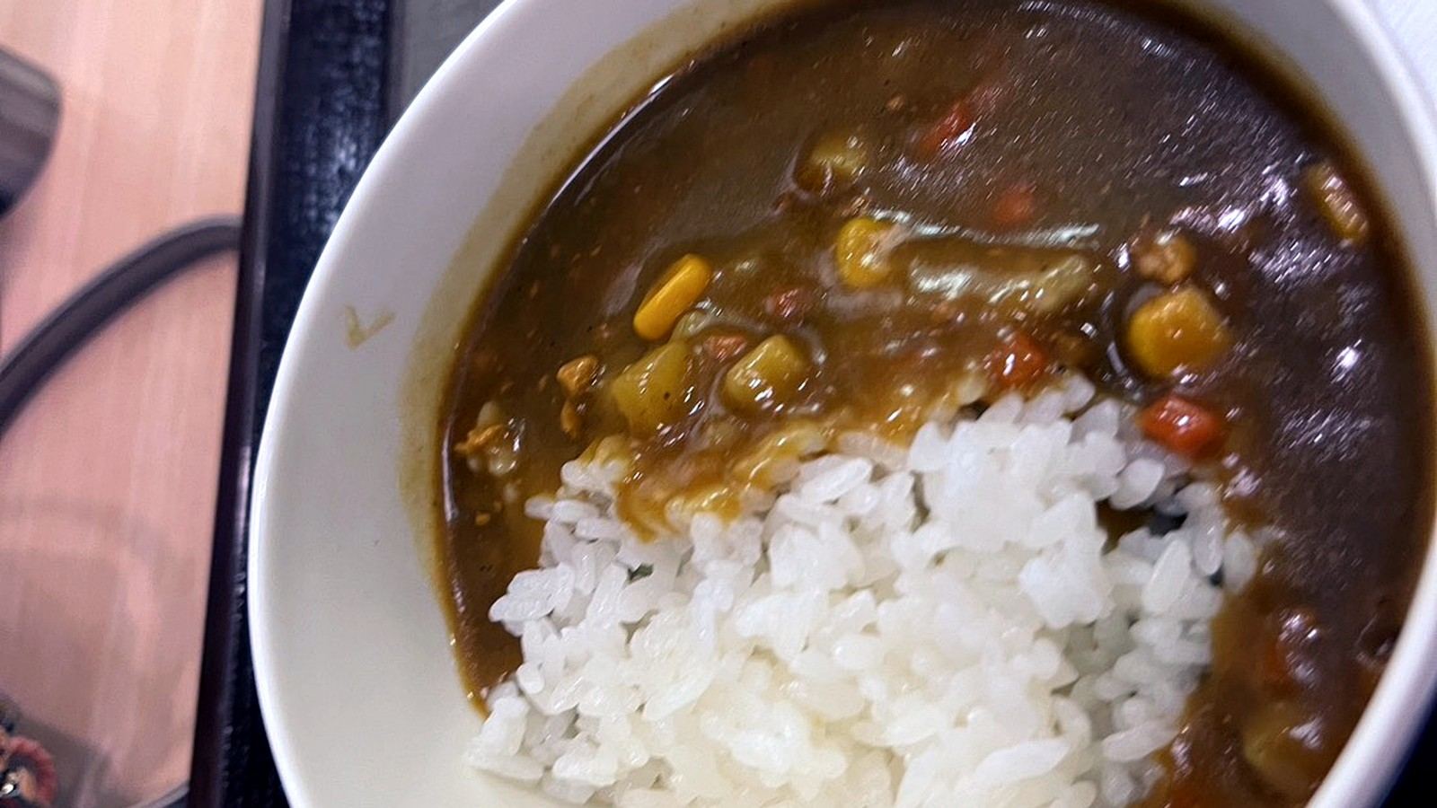 お椀に盛られたコーン入りカレーライス