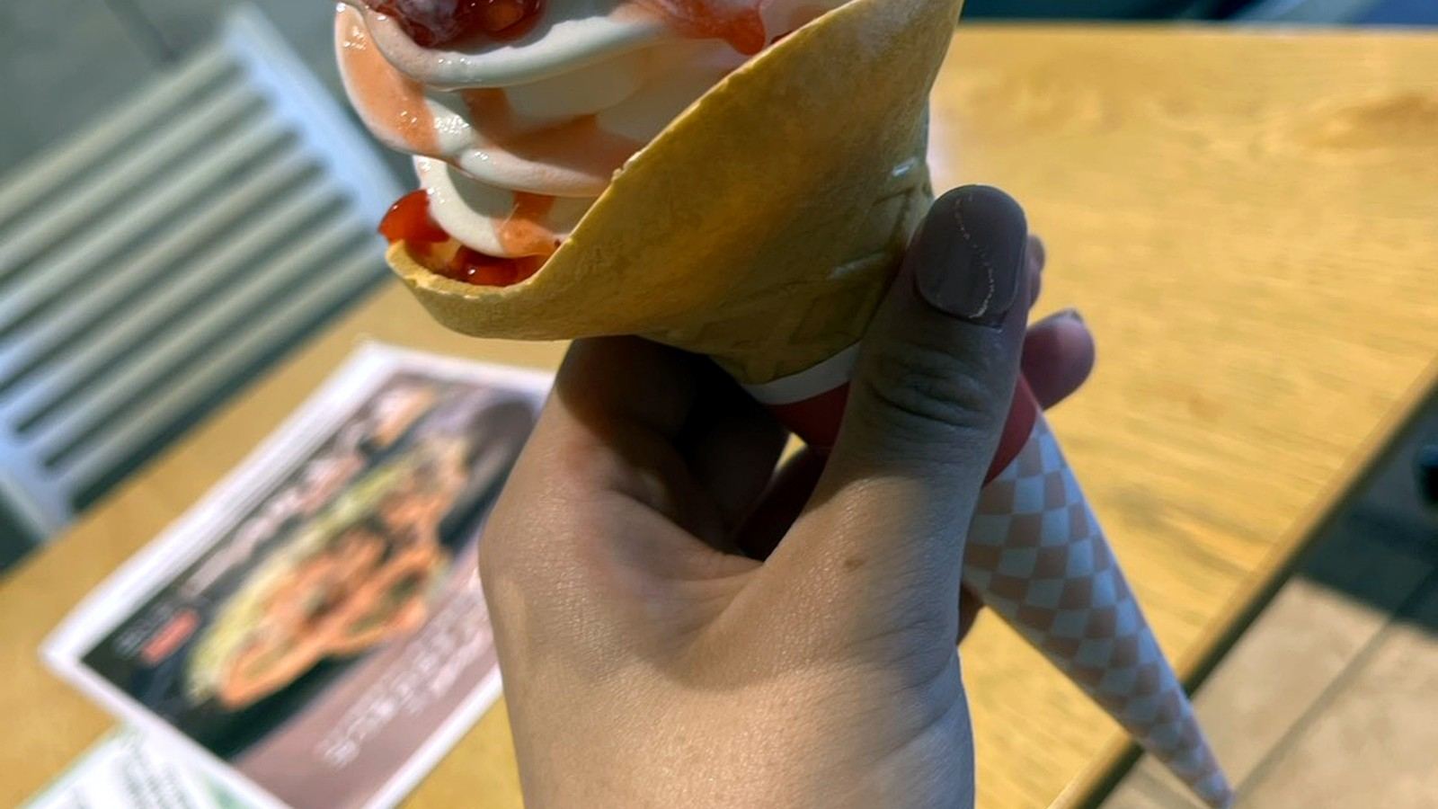 苺ソースがかかったソフトクリーム