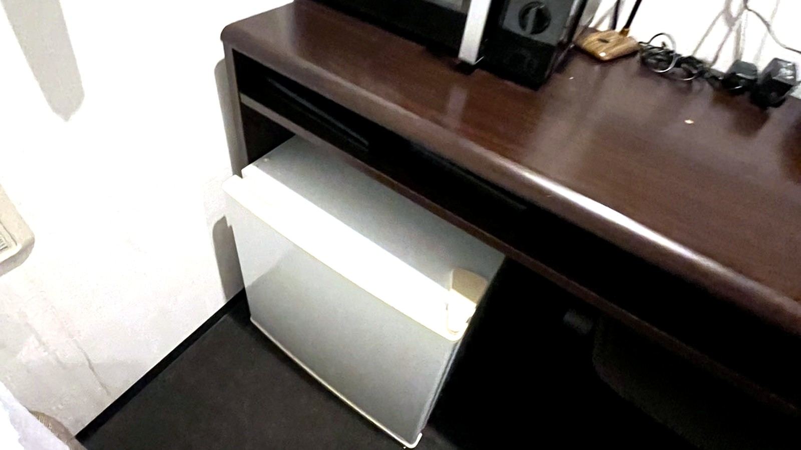 机の上に置かれた電子レンジとケトル、下の冷蔵庫