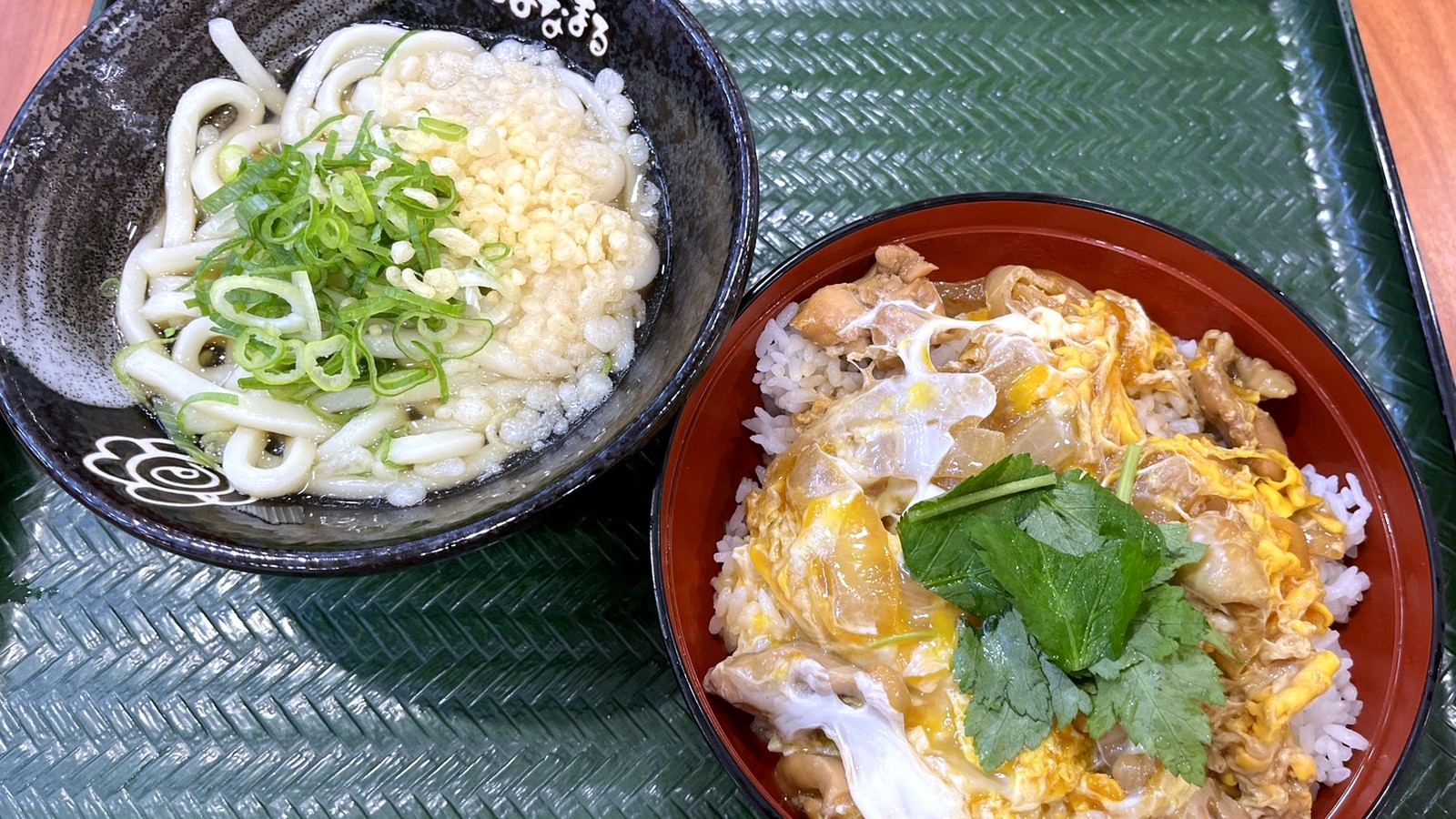 はなまるうどんのかけうどんと親子丼