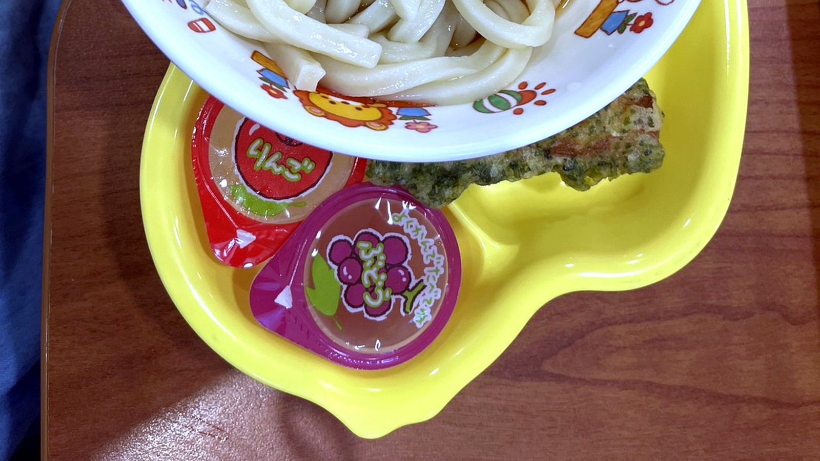 花型かまぼこがのったお子様うどんとゼリー