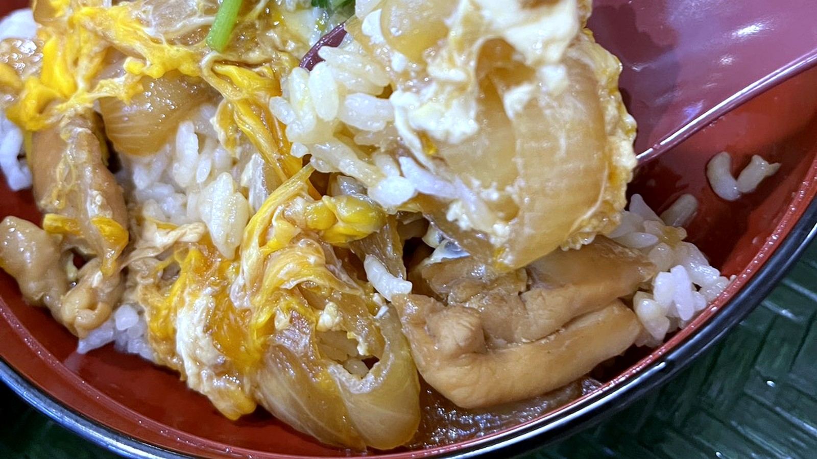 スプーンですくった親子丼のアップ