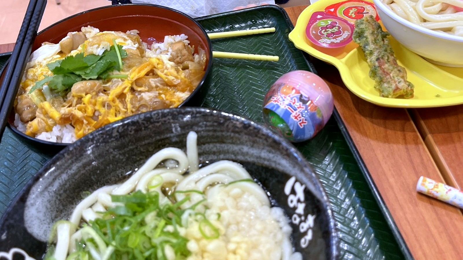 うどんや親子丼の食事と幼児の姿