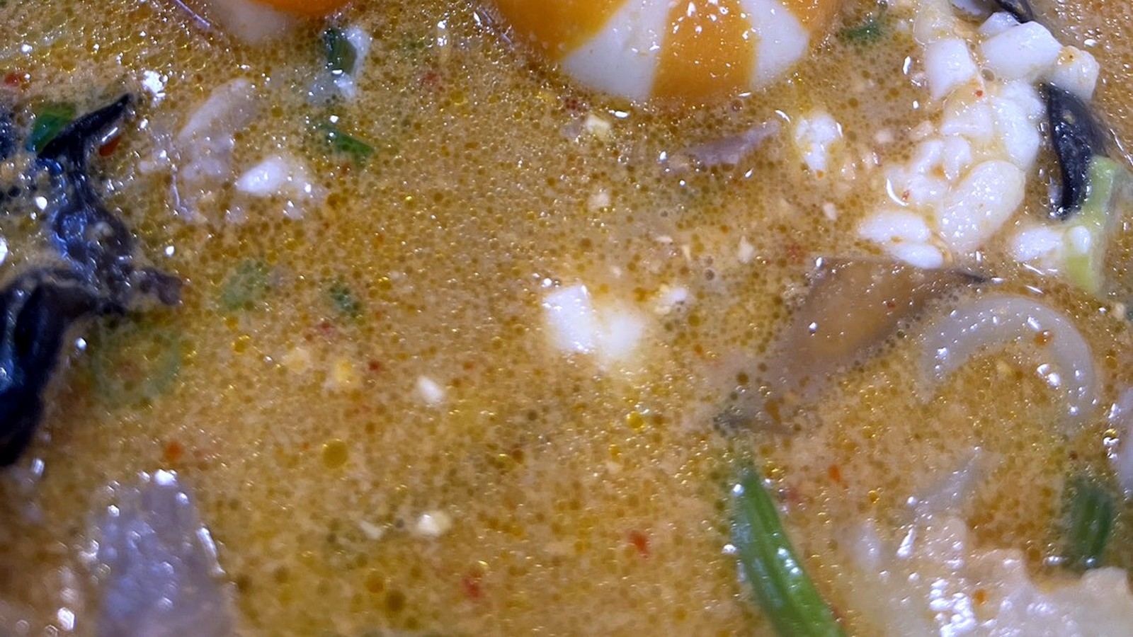 具沢山の麻辣湯のアップ