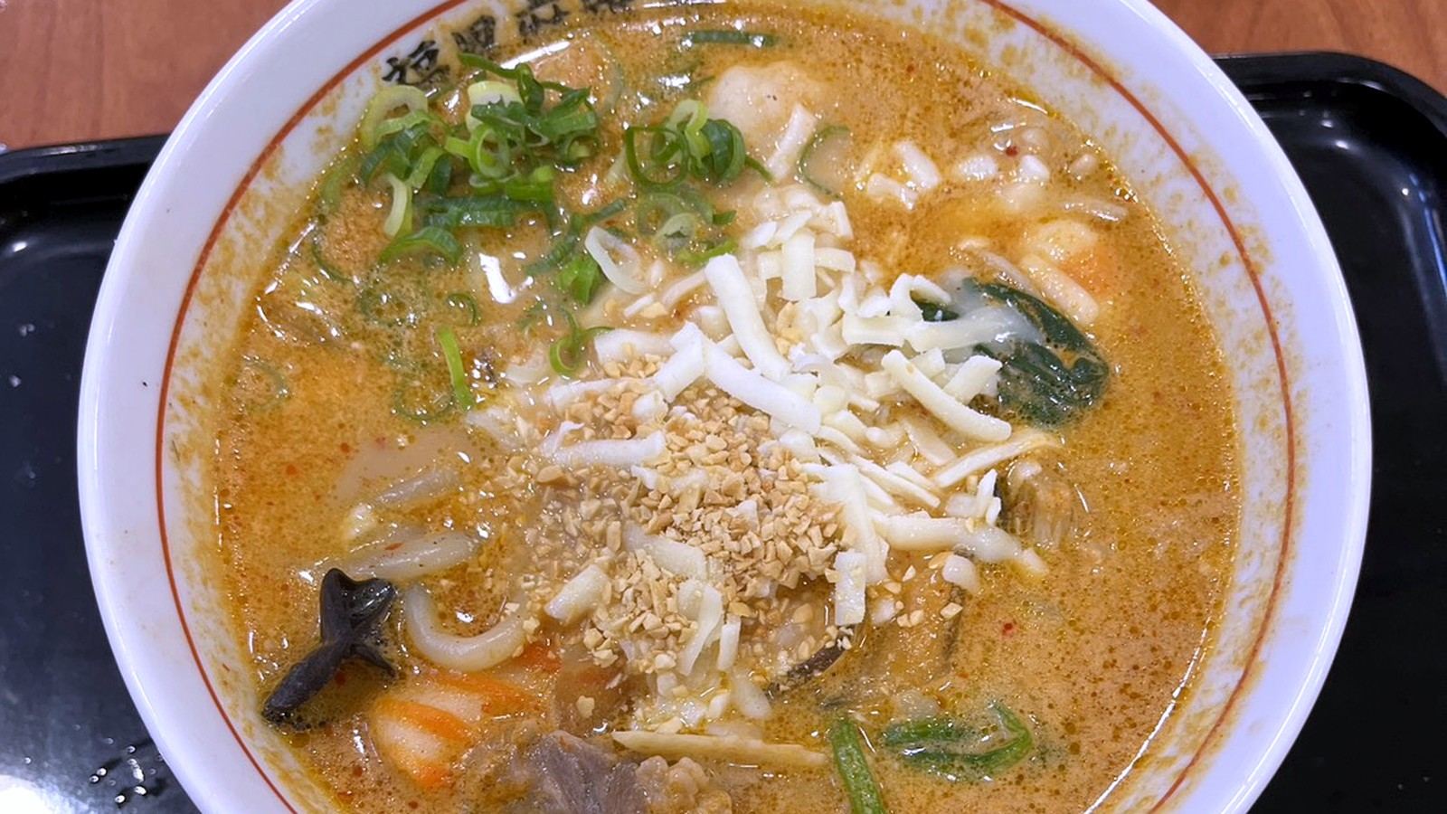 チーズがトッピングされた麻辣湯