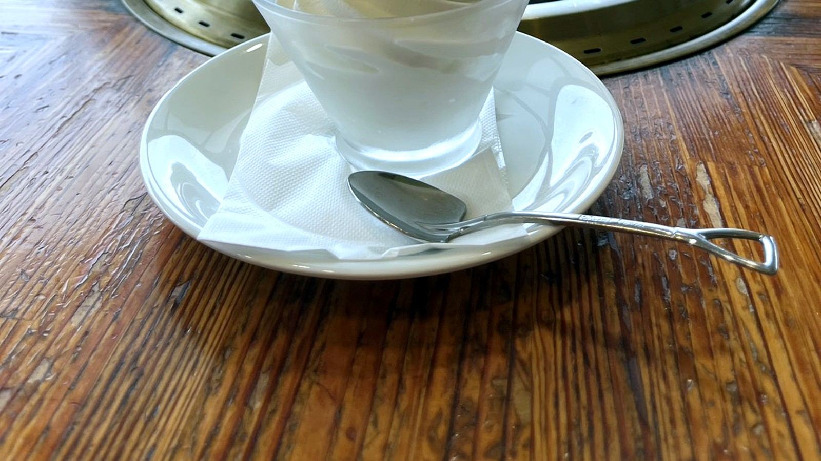 テーブルの上のソフトクリーム