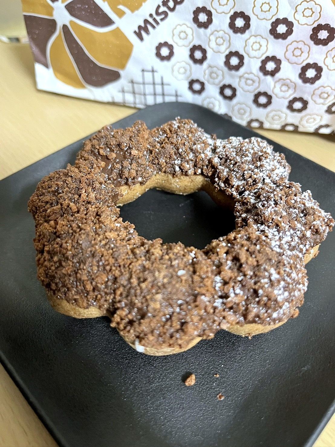 黒い皿に載ったチョコ味のポン・デ・リング