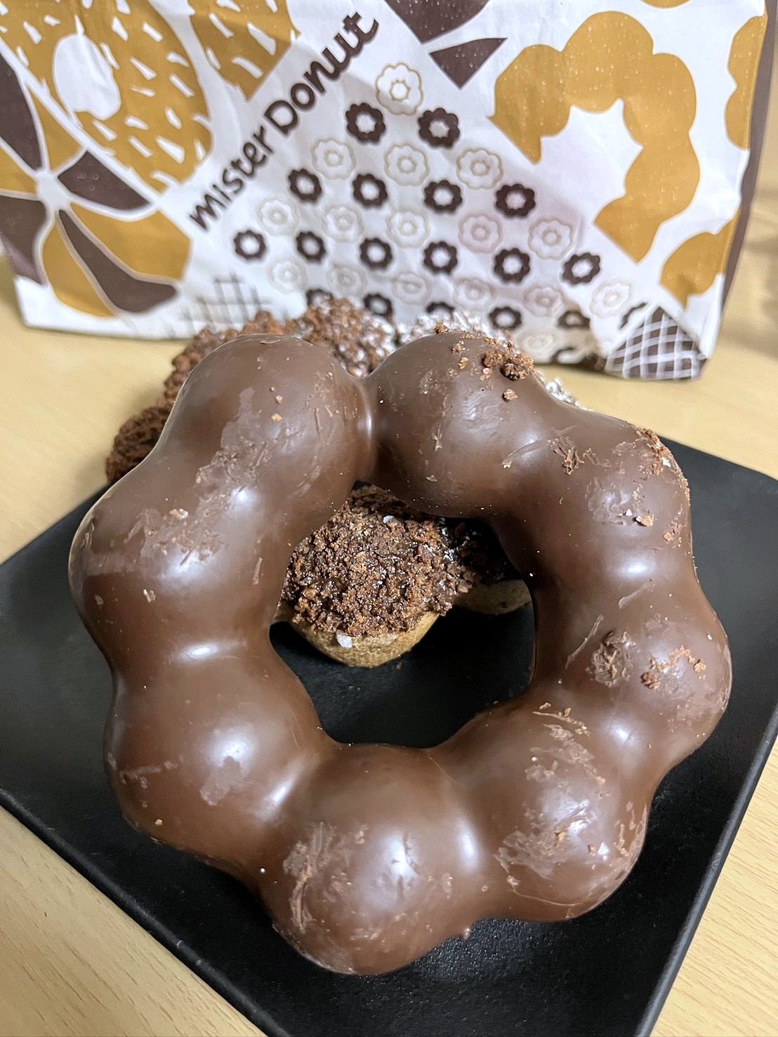 お皿に盛られたミスドのチョコがけドーナツ