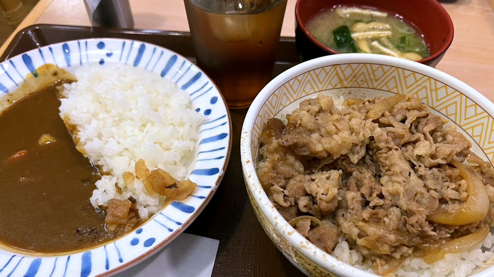 牛丼とカレーライス、味噌汁のセット