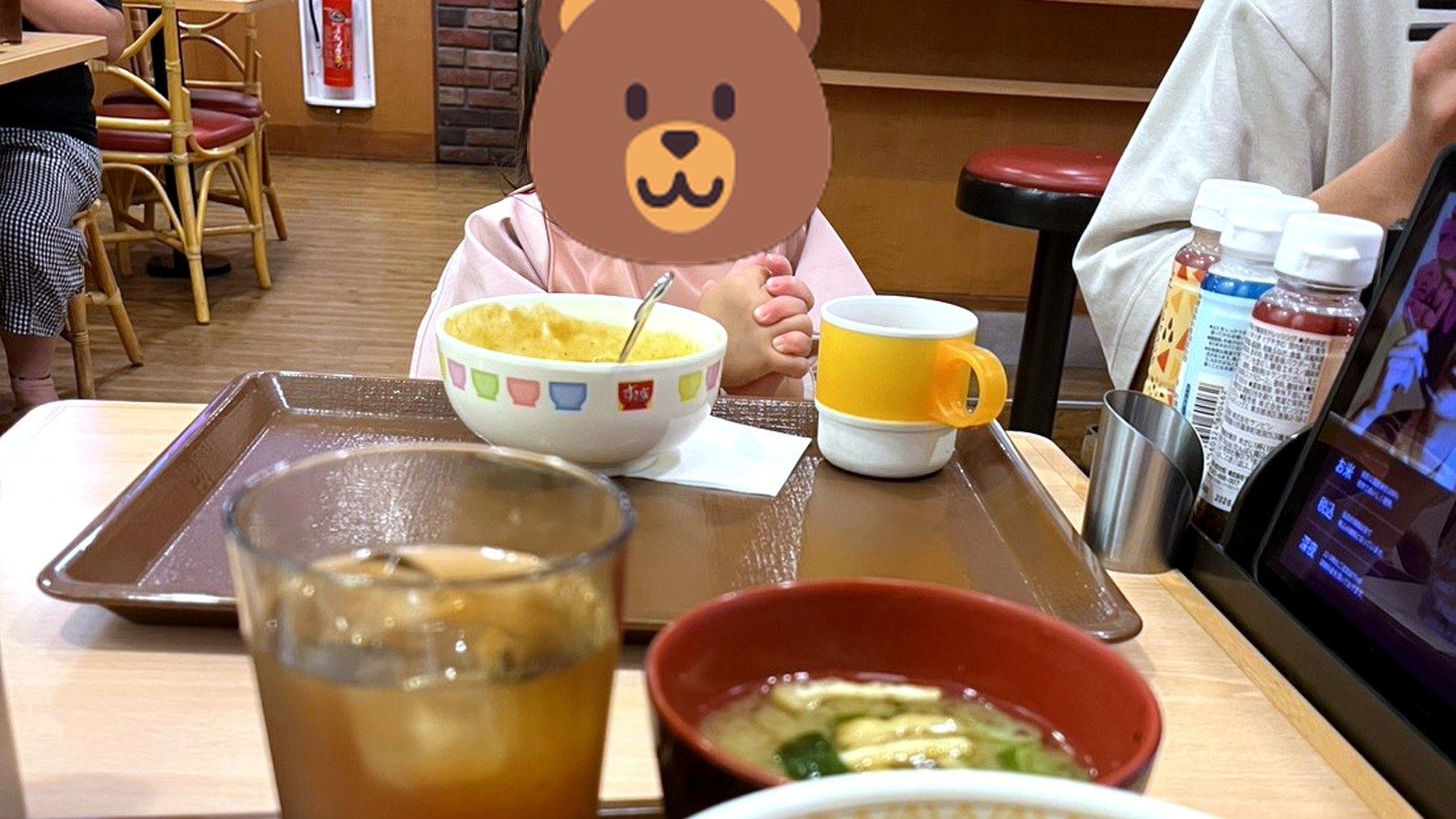 牛丼店で笑顔を見せる子どもと手前の牛丼