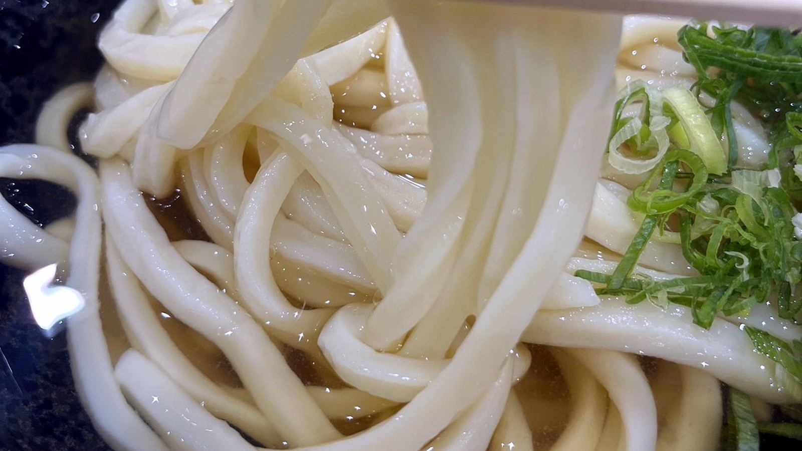 箸で持ち上げられたはなまるうどん