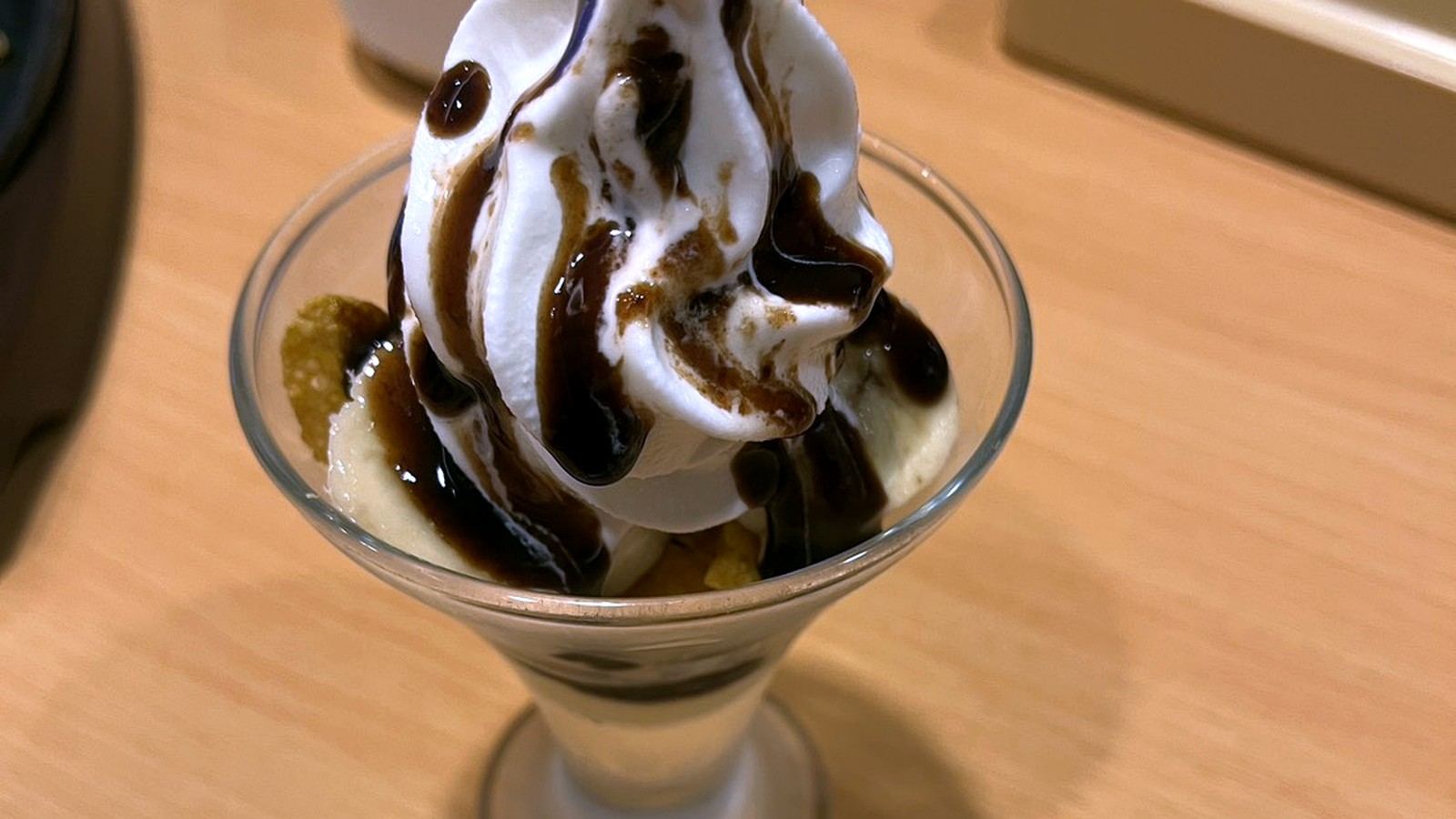グラスに入ったチョコバナナパフェ