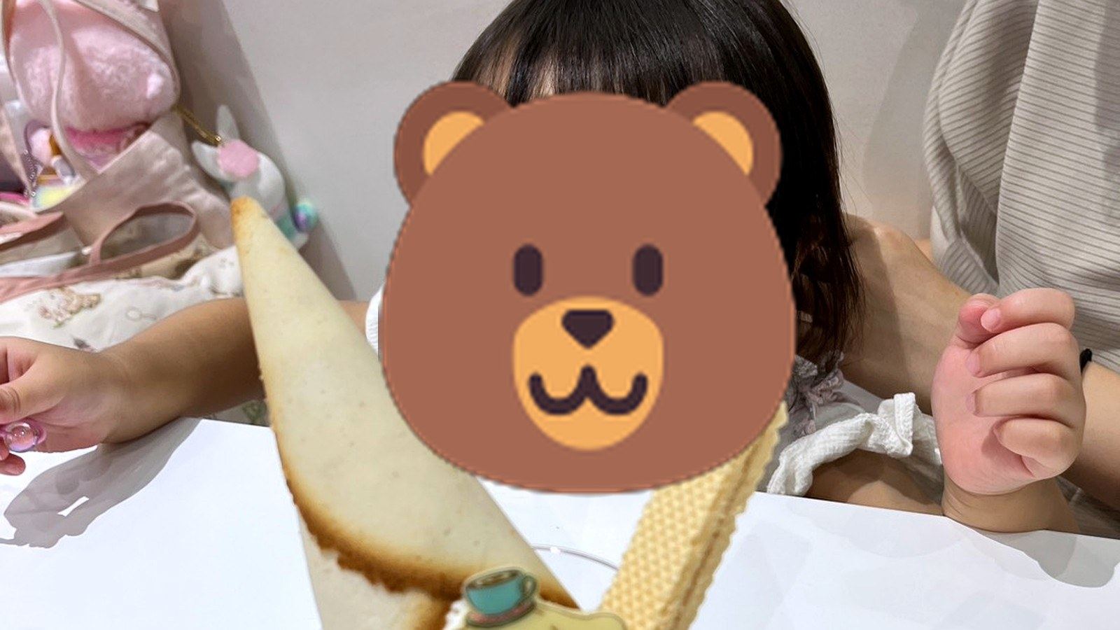 キャラクターパフェを嬉しそうに見つめる女の子
