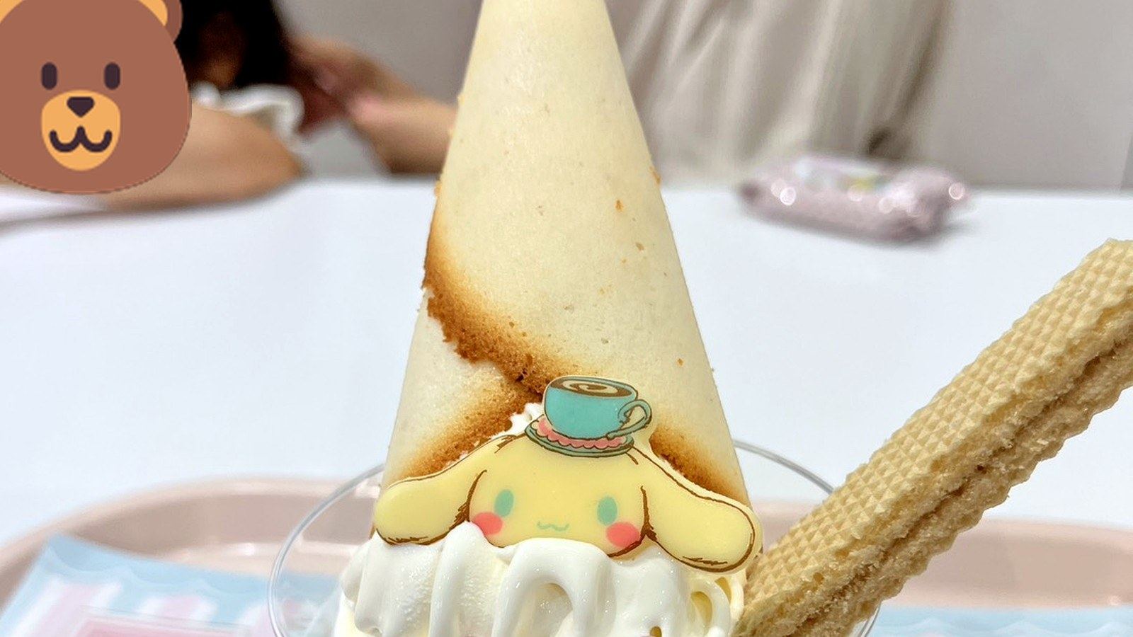 シナモロールがトッピングされたアイスパフェ