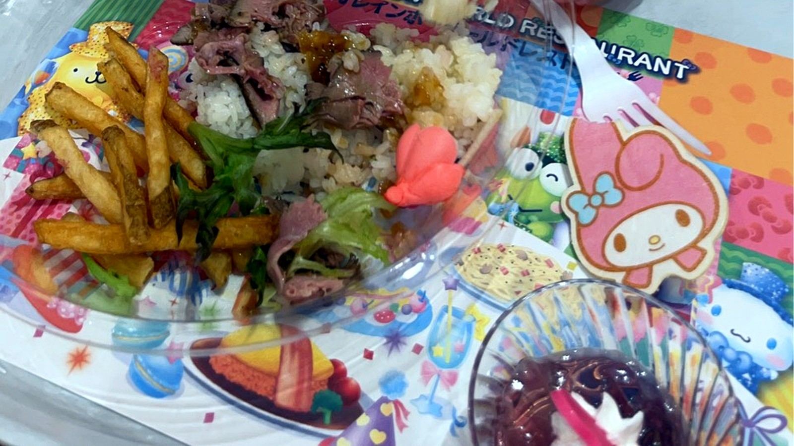 子どもがサンリオのプレートのご飯を食べている様子