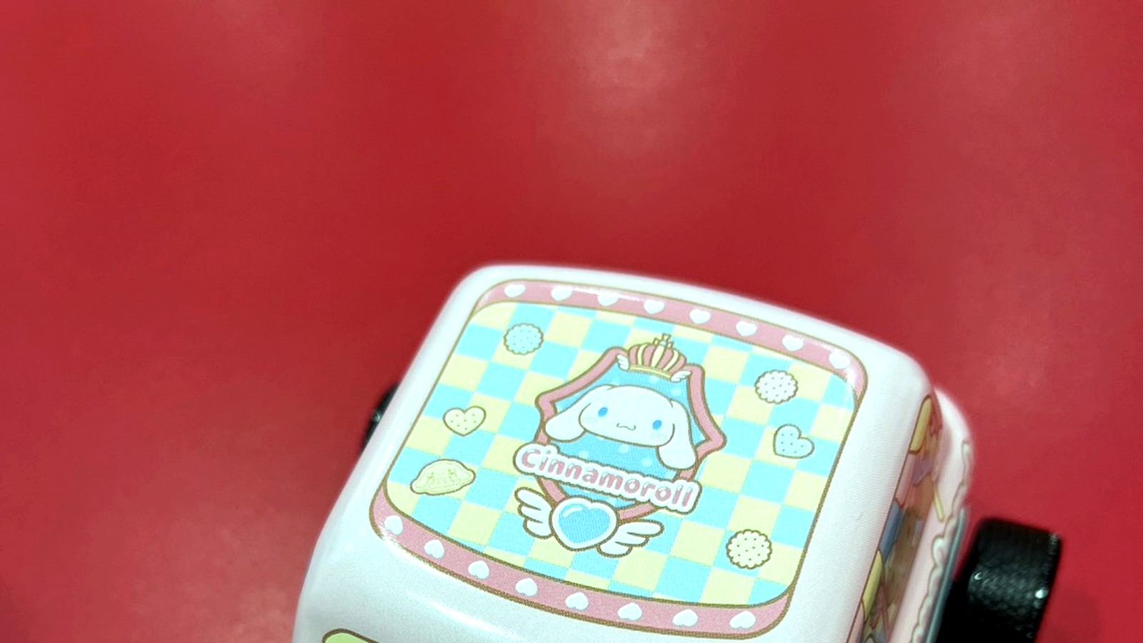 シナモロールが描かれた車の形のピンクの缶