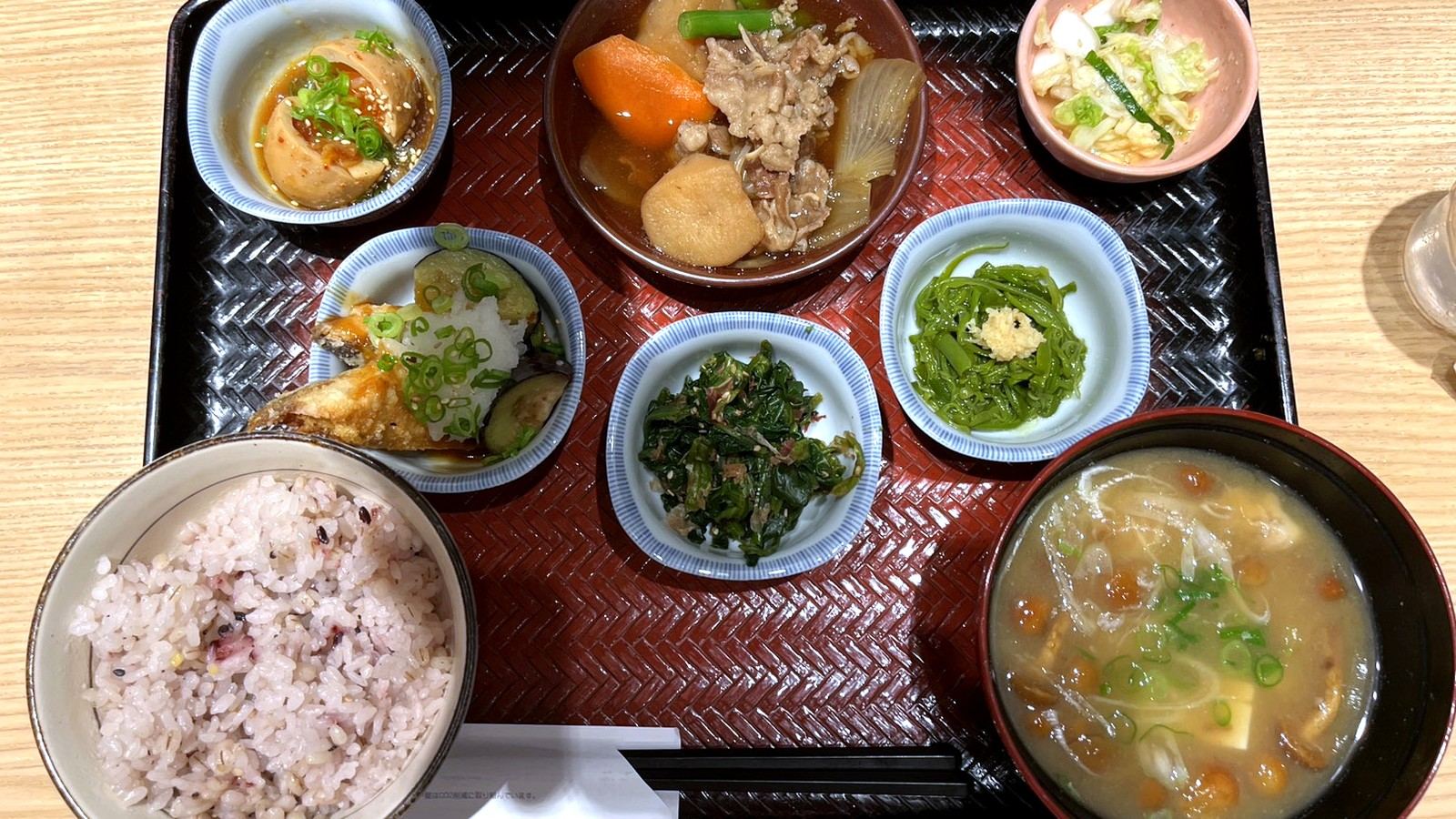 肉じゃがや小鉢が並ぶ彩り豊かな和定食