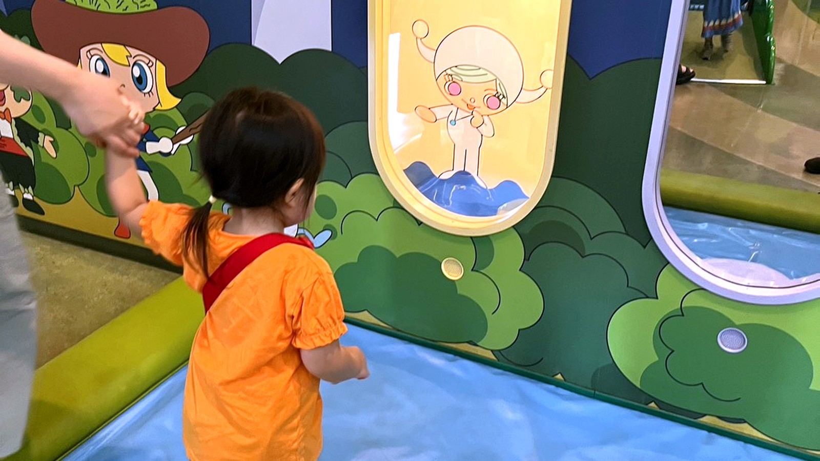 屋内プレイエリアで遊ぶ子供の様子